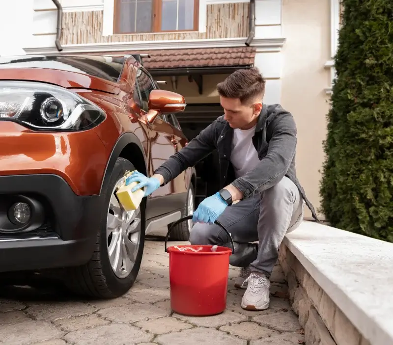 Lavage auto à domicile Éragny : professionnel intervenant sur un véhicule